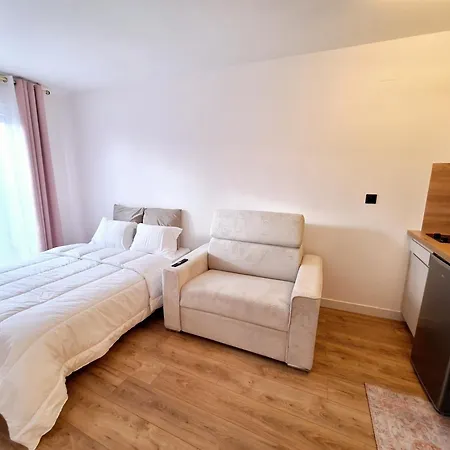 Fantasia With Private Car-park - 15min To Disneyland By Bus Number 2233 *